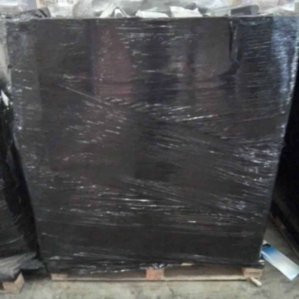 PALLET OF VARIOUS ELECTRICAL AND PLUMBING PARTS AND FITTINGS TO INCLUDE: WORK LIGHTS STICKY WALL GUARDS ETC.
