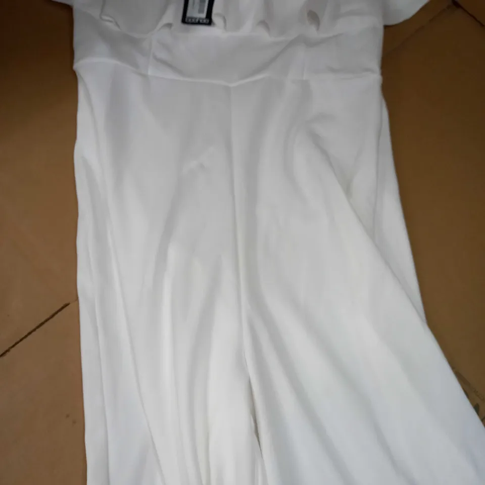 BOOHOO WHITE SWEETHEART RUFFLE WIDE LEG JUMPSUIT - SIZE 16