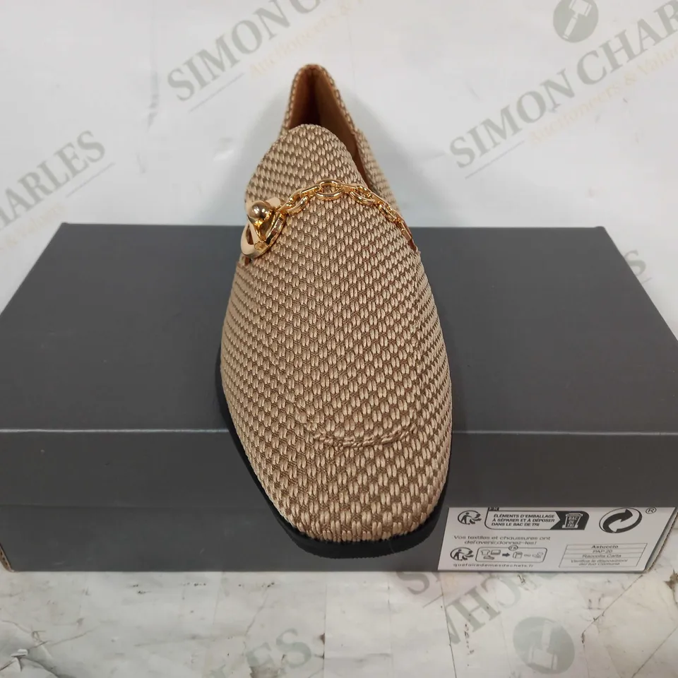 BOXED PAIR OF DESIGNER SLIP-ON SHOES IN BEIGE W. ROSE GOLD EFFECT CHAIN EU SIZE 40