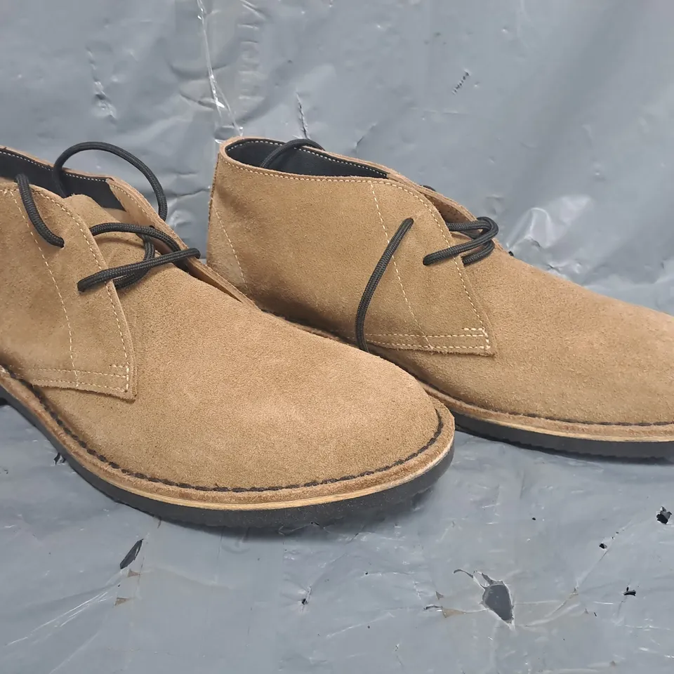 BOXED PAIR OF VELDSKOEN SHOES IN TAN SIZE UK M9/W10