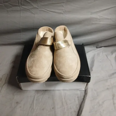 BEIGE SUEDE LOAFERS WITH VELCRO STRAP – UK 7 (EU 40) – MEN’S SHOES