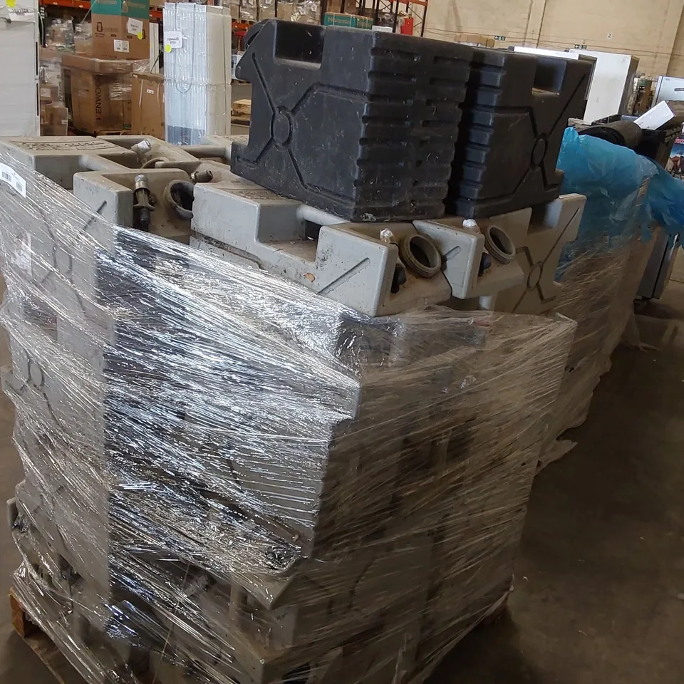 PALLET TO CONTAIN A LARGE ASSORTMENT OF PLASTIC PETROL JERRY CANS - MOSTLY 5 GALLON CANS 