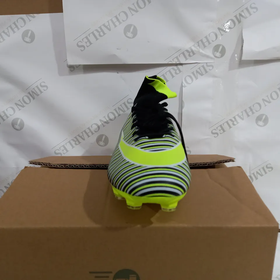 PAIR OF NIKE MERCURYS PLUS 11 IN GREEN AND BLACK