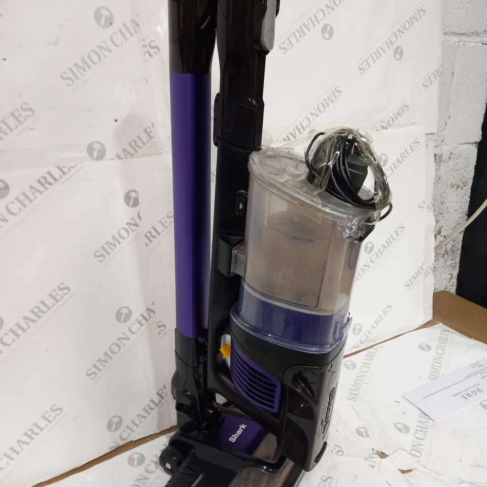 BOXED SHARK ANTI HAIR WRAP CORDLESS PET VACUUM CLEANER IZ202UKT