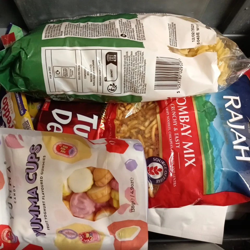 APPROXIMATELY 15 ASSORTED FOOD & DRINK ITEMS TO INCLUDE REFORMED BLACK COFFEE, FUSILLI PASTA, YUMMA CUPS CANDY, ETC - COLLECTION ONLY