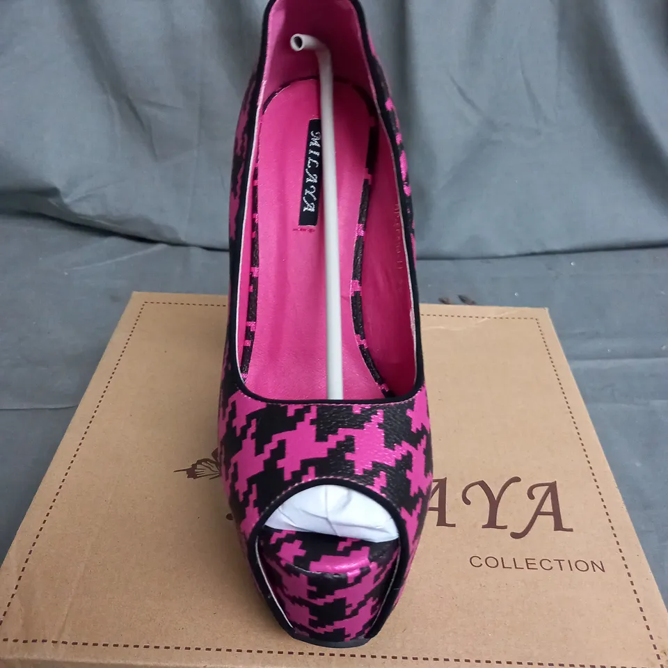 APPROXIMATELY 12 PAIRS OF WOMENS PATTERNED HIGH HEELS SHOES IN VARIOUS SIZES 