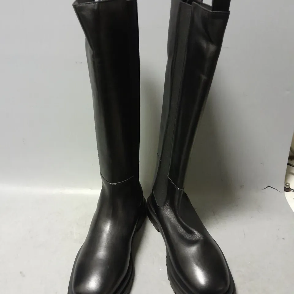 BOXED PAIR OF WALK LONDON KNEE HIGH BOOTS IN BLACK - SIZE 8