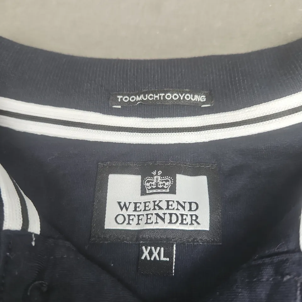 WEEKEND OFFENDER TOO MUCH TO YOUNG POLO SHIRT – NAVY WITH LIGHT-BLUE SLEEVES, XXL