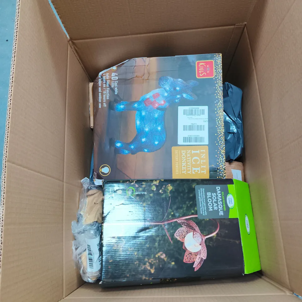 BOX OF APPROXIMATELY 12 ASSORTED ITEMS TO INCLUDE DAMASQUE SOLAR BLOOM, NATIVITY DONKEY LED, YANKEE CANDLE DIFFUSER BLEND ETC