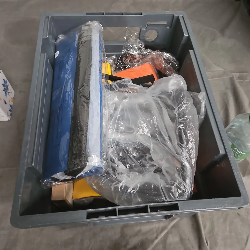 APPROXIMATELY 10 ASSORTED HOUSEHOLD ITEMS TO INCLUDE USB LIGHT STRING, ROTARY CANDLE HOLDER , COFFEE MUGS , ETC 