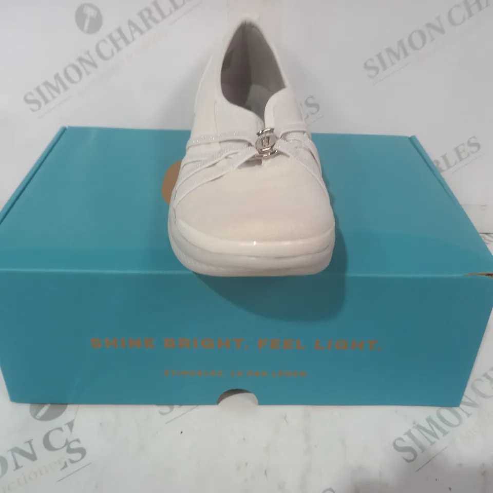 BOXED PAIR OF BZEES SHOES IN WHITE SIZE 6