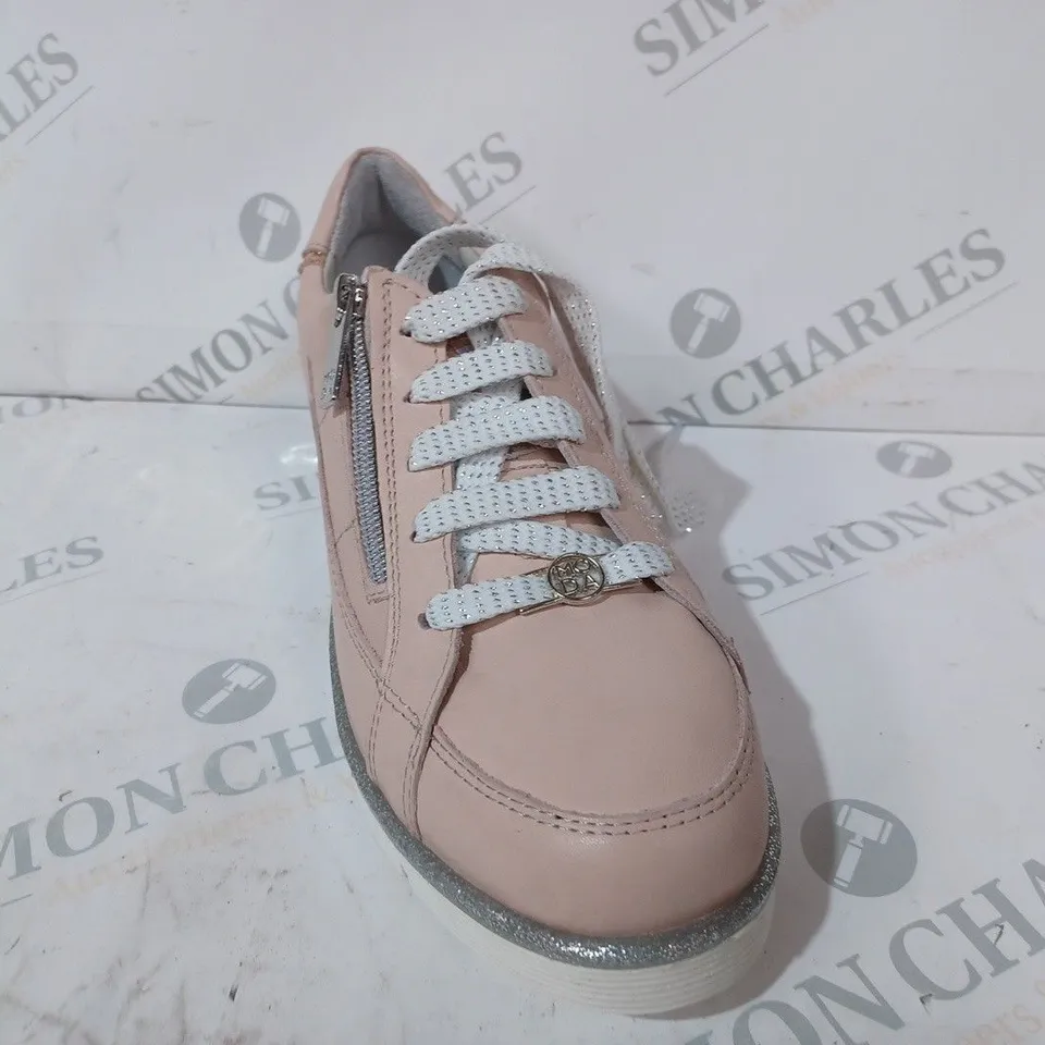 BOXED PAIR OF MODA IN PELLE GENE TRAINERS IN SALMON PINK SIZE 5