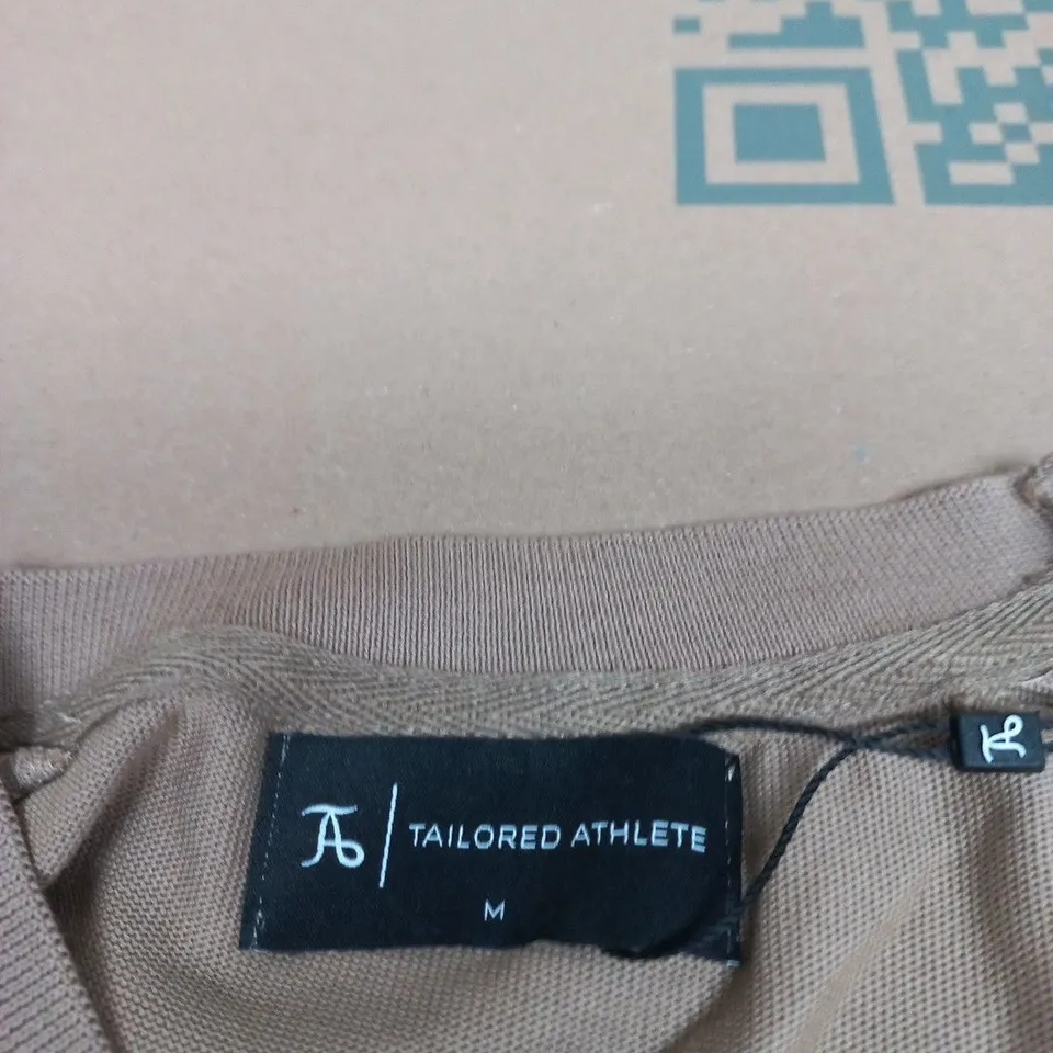 TAILORED ATHLETE T-SHIRT – TAN, SIZE M