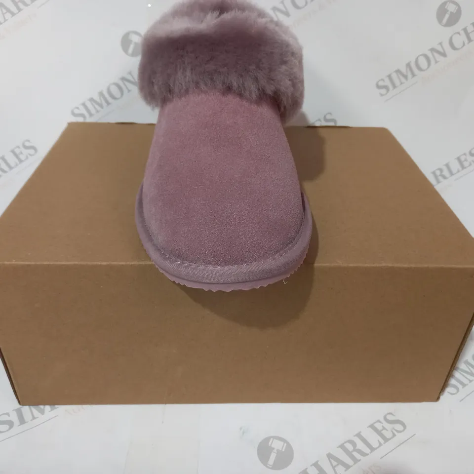 BOXED PAIR OF DESIGNER SHEEPSKIN SLIPPERS IN BLUSH SIZE UNSPECIFIED