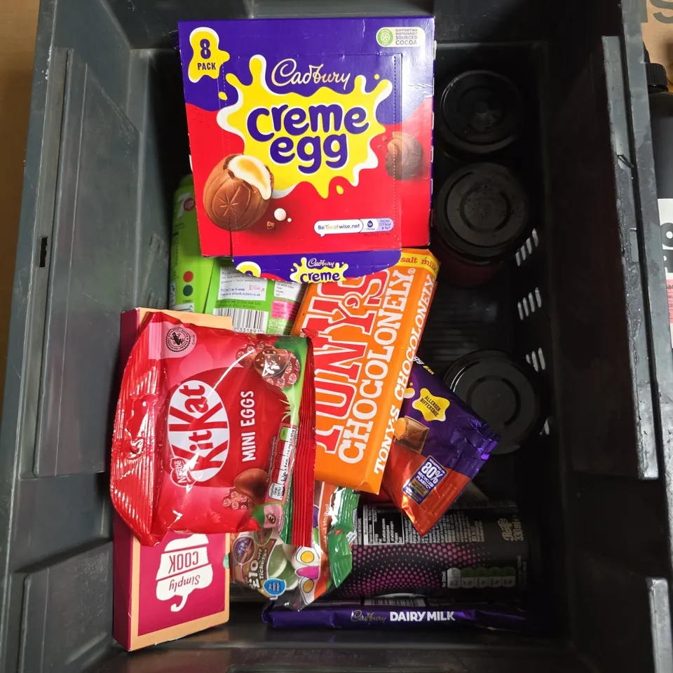 A TOTE OF MIX ITEMS TO INCLUDE HONEY COMB SYRUP, SWEET ALMOND OIL AND CHOCOLATES