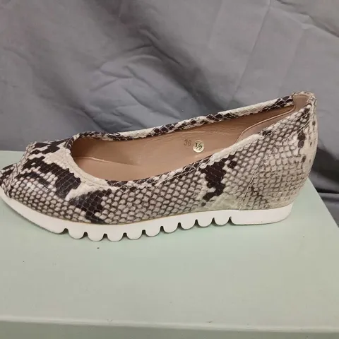 CALPIERRE SNAKESKIN-PRINT PEEP-TOE WEDGE SHOES – UK 3.5 (EU 36.5)