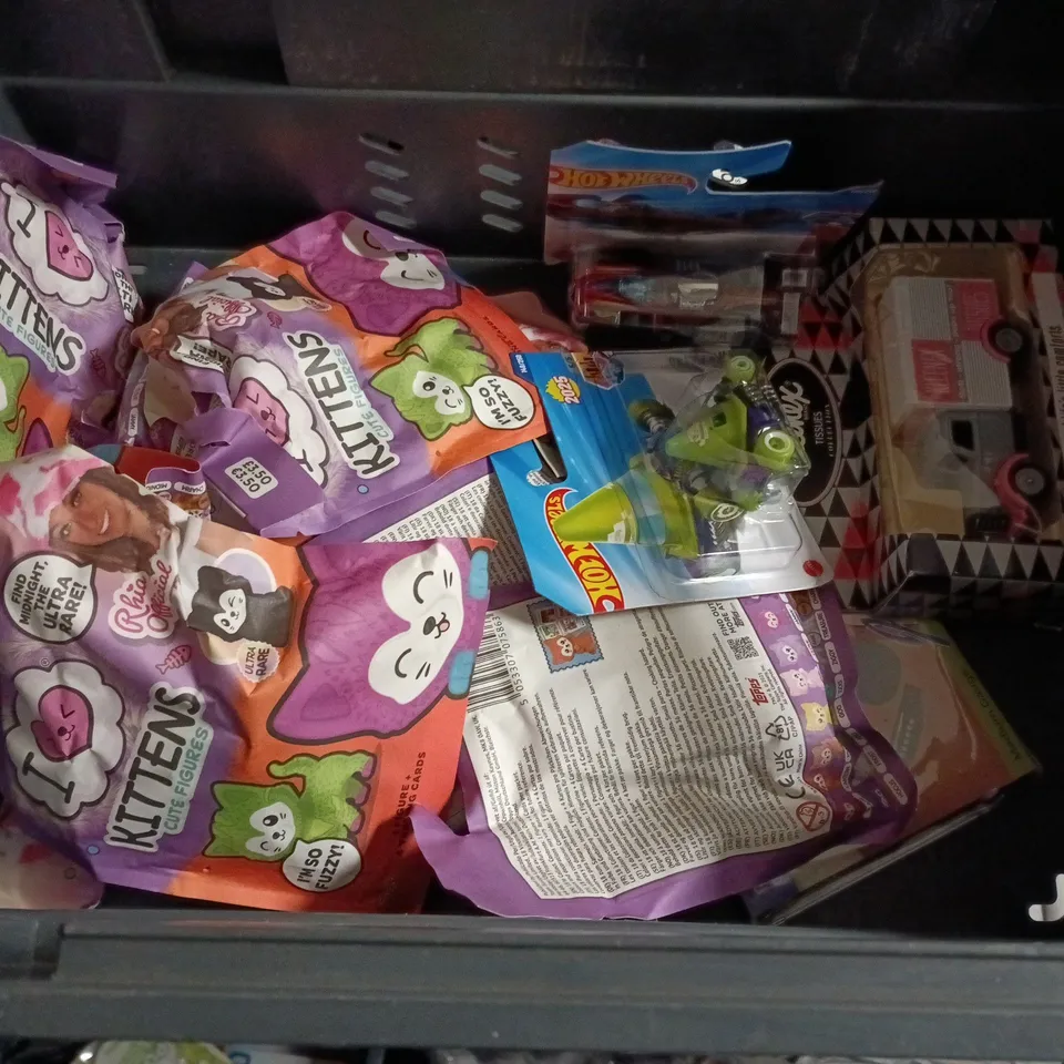 ASSORTED CHILDREN'S TOYS & FIGURES TO INCLUDE MONTESSORI CUBES, HOT WHEELS CARS AND MORE