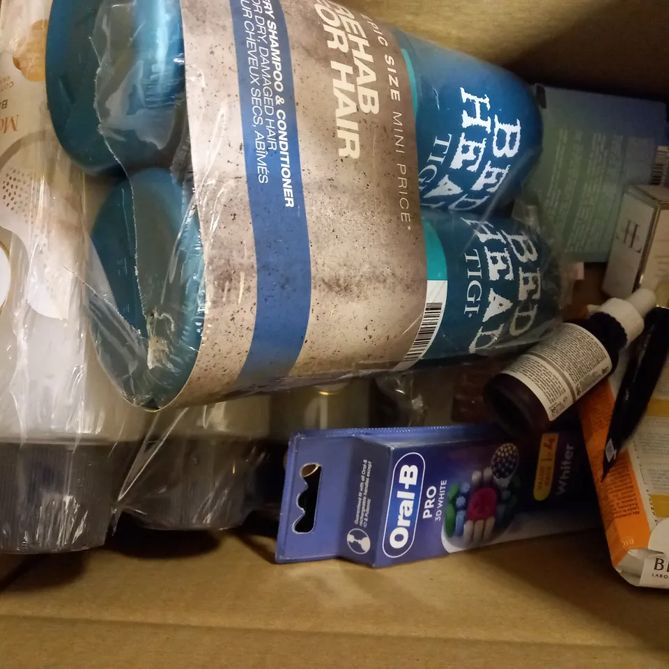 BOX OF APPROXIMATELY 20 ASSORTED COSMETIC ITEMS TO INCLUDE BULLDOG, TED BAKER, E.L.F., ETC