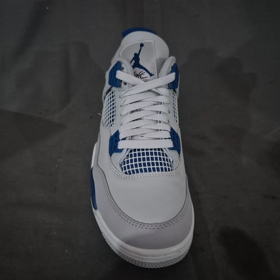 BOXED PAIR OF NIKE AIR JORDAN 4 RETRO SHOES IN WHITE/BLUE UK SIZE 7