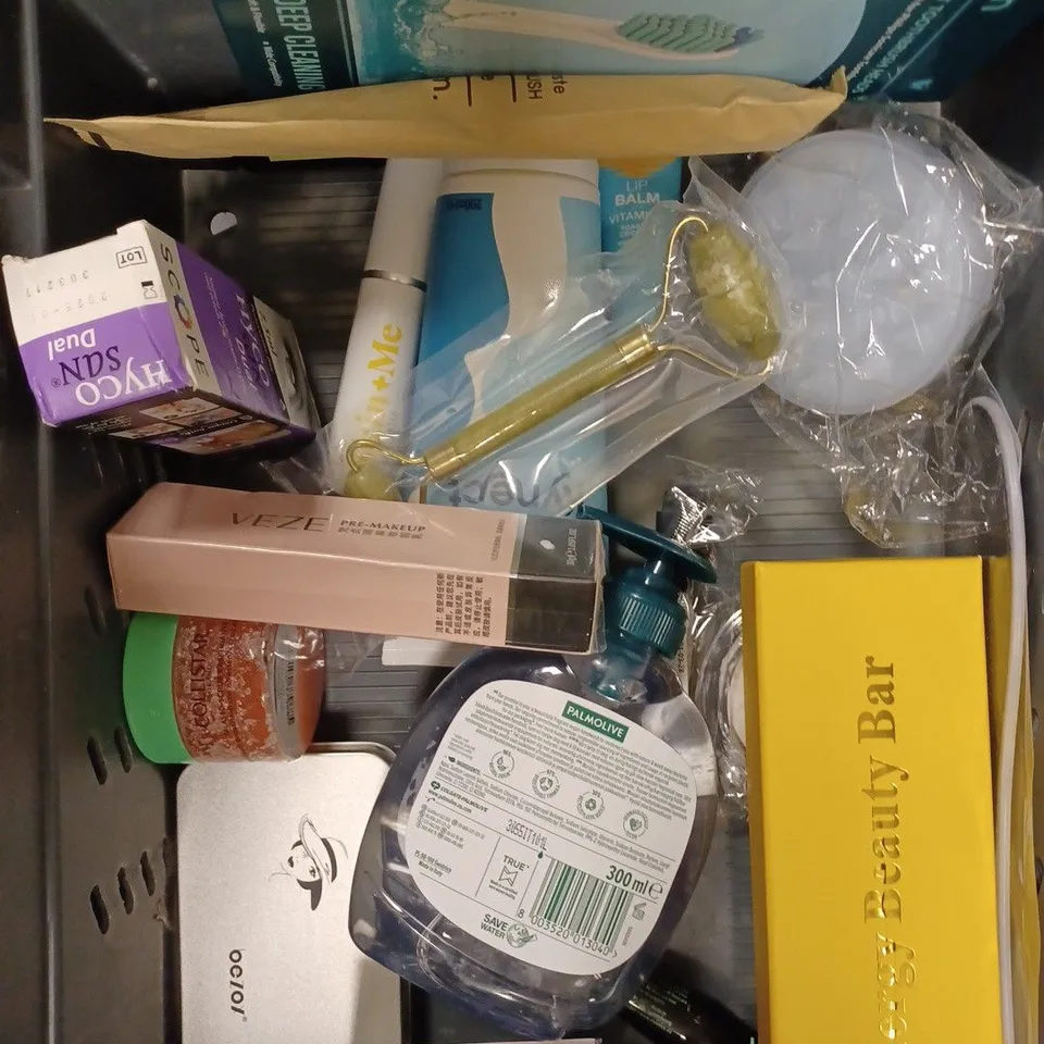 BOX OF APPROXIMATELY 20 ASSORTED HEALTH AND BEAUTY ITEMS TO INCLUDE KYNECT WATER BASED LUBRICANT, ROSE FACE MASK, WHITE HOT LUSTURE MASK ETC