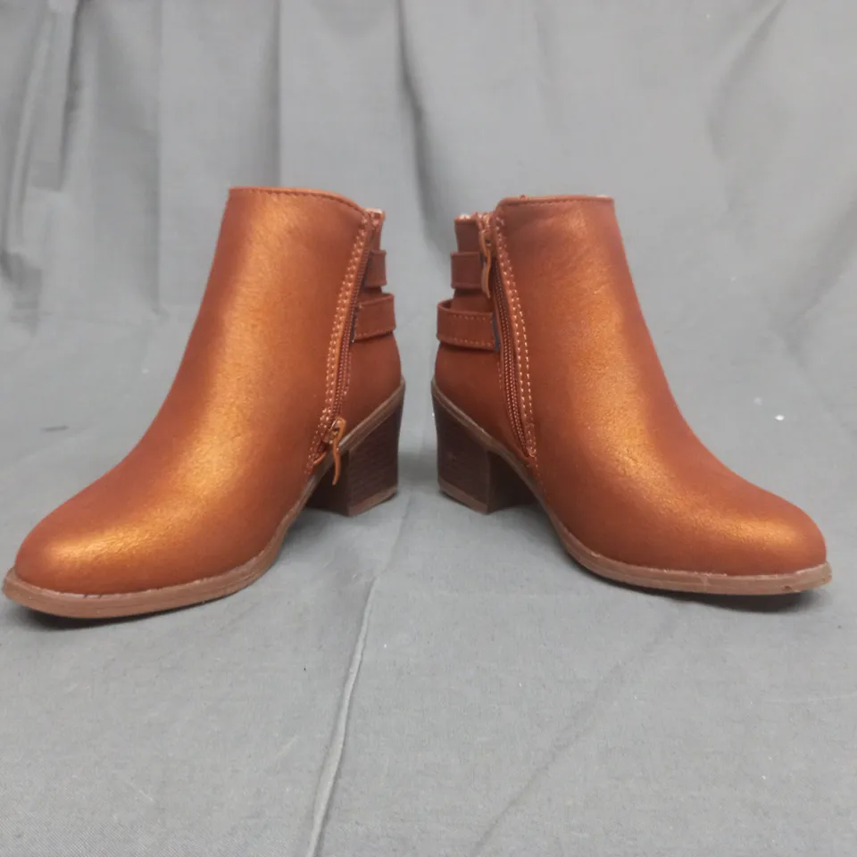 BOXED PAIR OF TEAM KIDS BOOTS IN BROWN UK KIDS SIZE13
