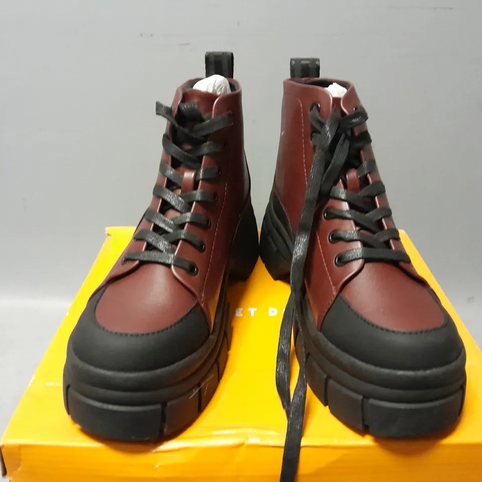 BOXED PAIR OF ROCKET DOG PLATFORM BOOTS IN RED/BLACK - UK 6