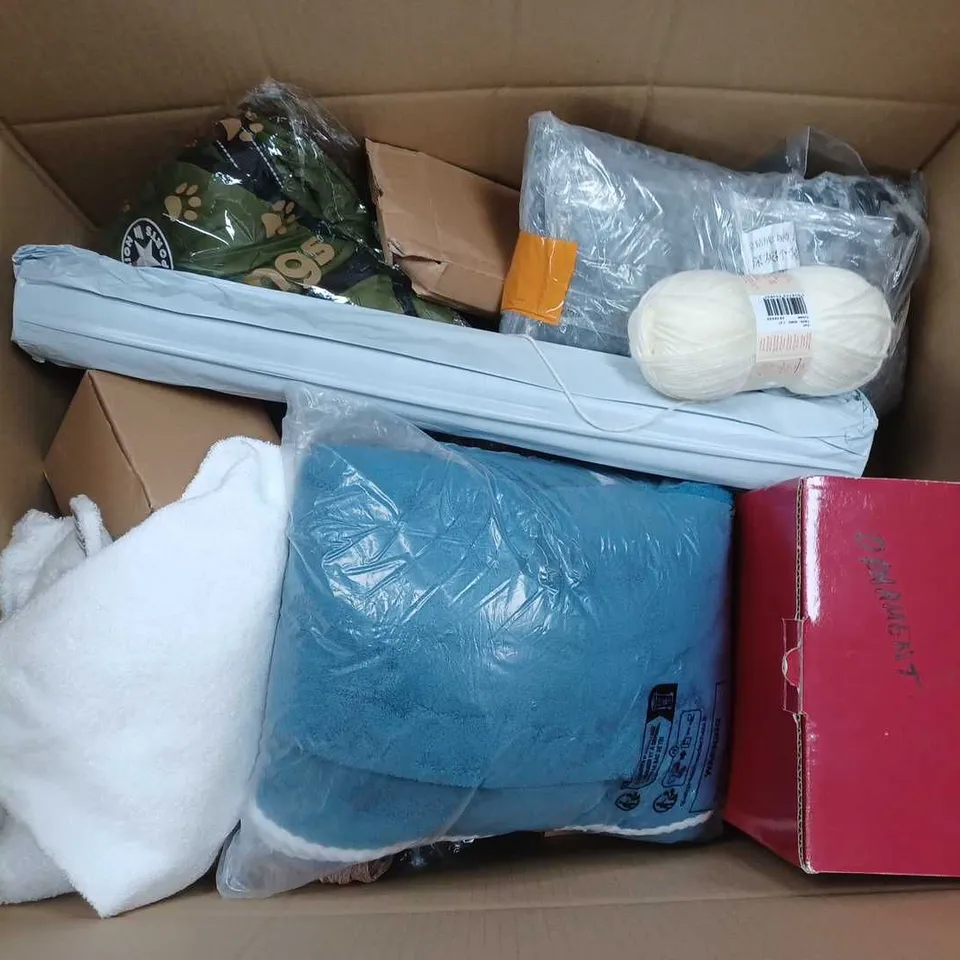 APROXIMATELY 20 ASSORTED HOUSEHOLD ITEMS TO INCLUDE PACKING TAPE, THERMAL UG, DOUBLE KNITTING STRING, ETC