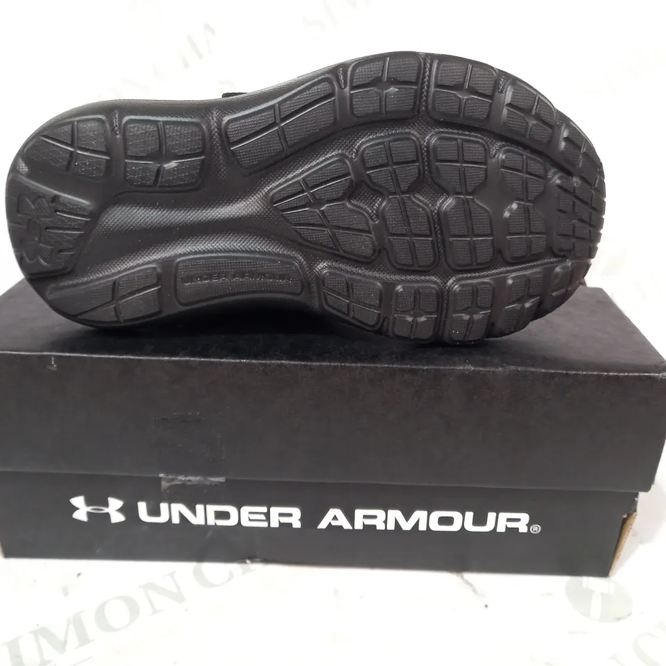 BOXED PAIR OF UNDER ARMOUR KIDS SHOES IN BLACK UK SIZE 11.5
