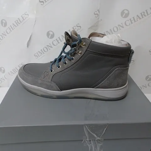 VIONIC WHITEY HIKER BOOTS SIZE 6