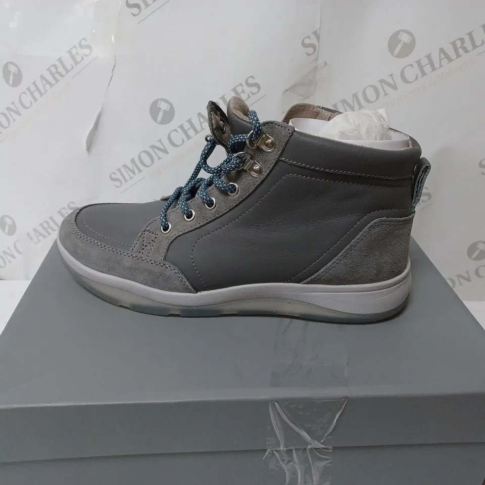 VIONIC WHITEY HIKER BOOTS SIZE 6