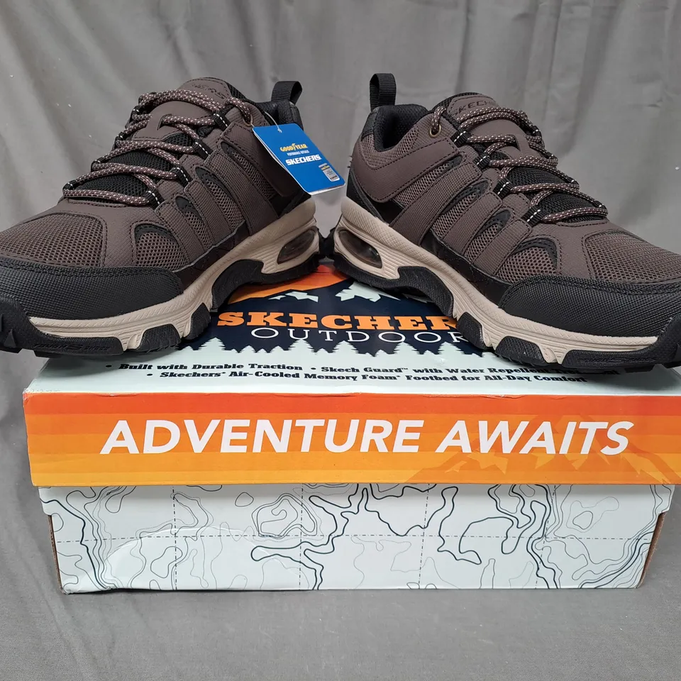 BOXED PAIR OF SKECHERS MEN'S SKECH AIR BROWN TRAINERS - SIZE 7