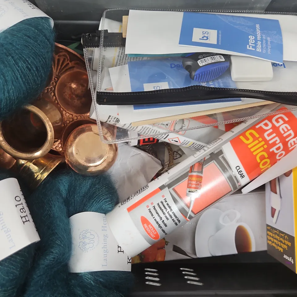 APPROXIMATELY 10 ASSORTED HOUSEHOLD ITEMS TO INCLUDE GENERAL PURPOSE SILICONE, HALO KID SILK, CLOTHES PEGS, ETC