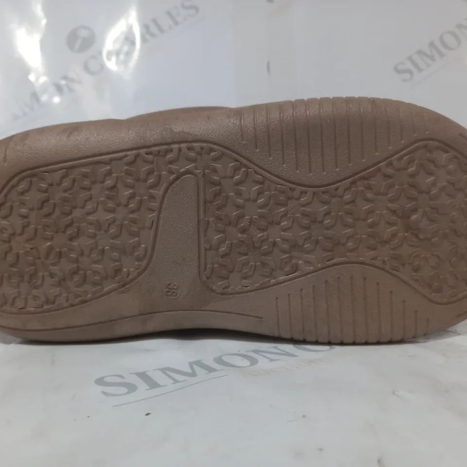 BOXED PAIR OF FASHION SHOES IN BROWN EU SIZE 38