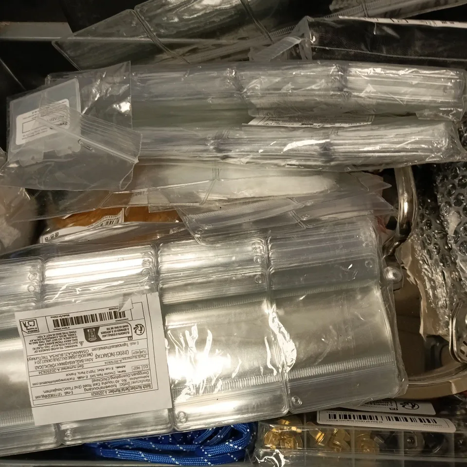 APPROXIMATELY 12 ASSORTED HOUSEHOLD ITEMS TO INCLUDE WORK LIGHT, MICROFIBRE ROLLERS, BALLOONS, ETC