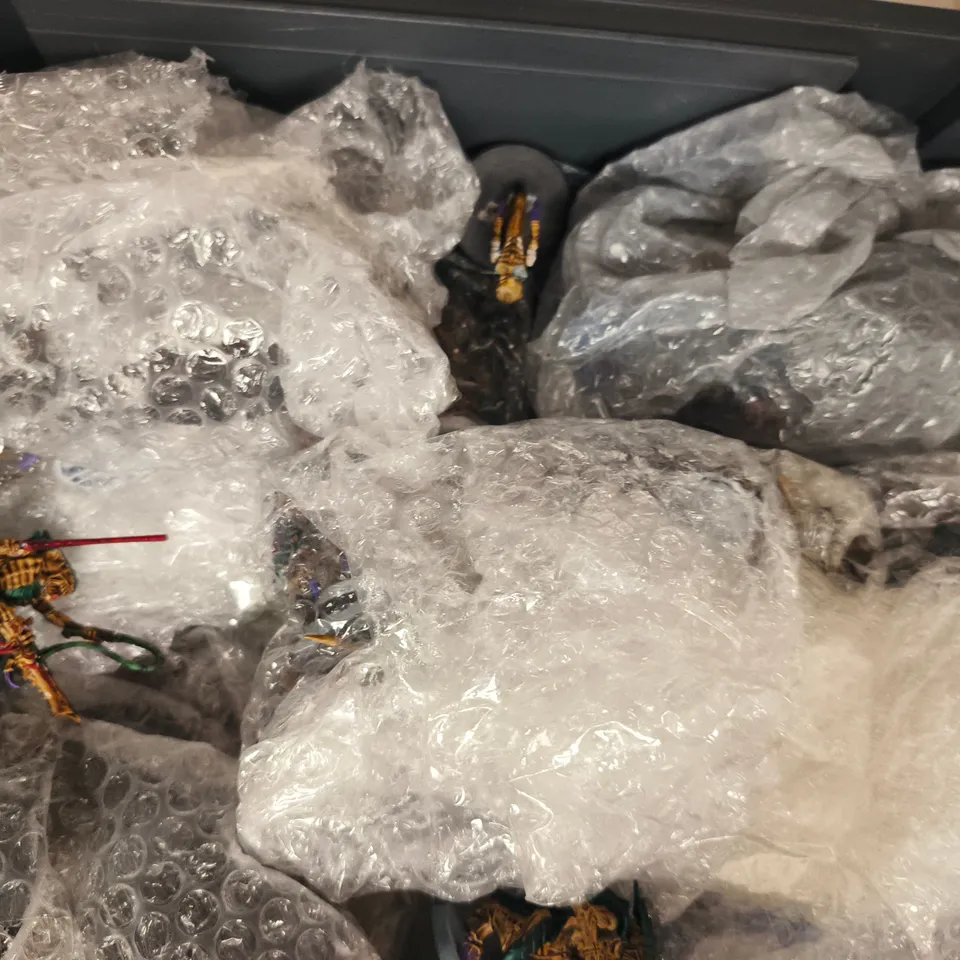 ASSORTMENT OF VARIOUS WARHAMMER MINIATURES TO INCLUDE TYRANIDS