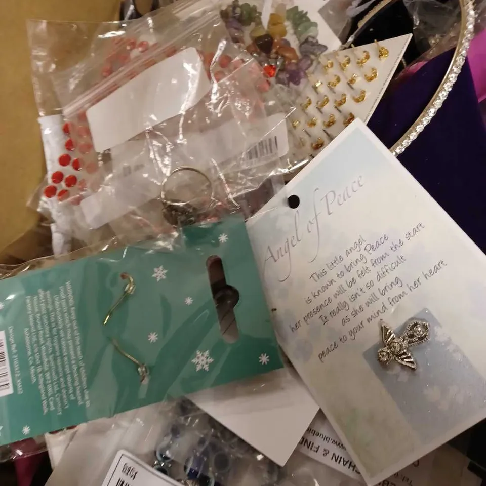 LOT OF APPROX 20 ASSORTED JEWELLERY ITEMS TO INCLUDE MISS DEE TEARDROP SPARKLE EARRINGS, PRETTYLITTLETHING TASSEL SILVER EARRINGS, ETC