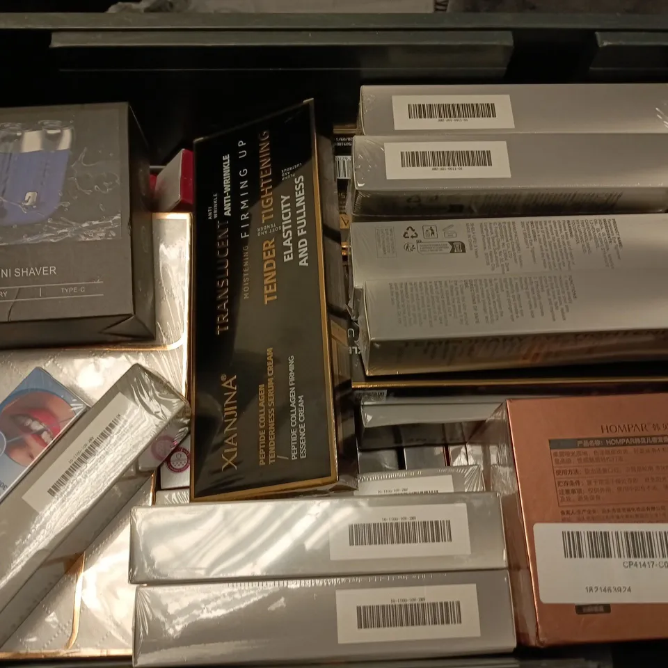 APPROXIMATELY 20 ASSORTED COSMETICS ITEMS TO INCLUDE TEMPORARY EYE TIGHTENER, MINI SHAVER, XI NJINA SERUM CREAM, ETC