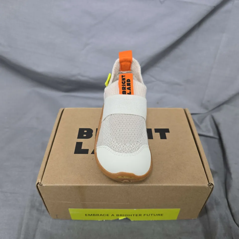 BOXED PAIR OF BRIGHTLAND WANDER CHILDRENS SHOES IN SANDSTONE - UK 5