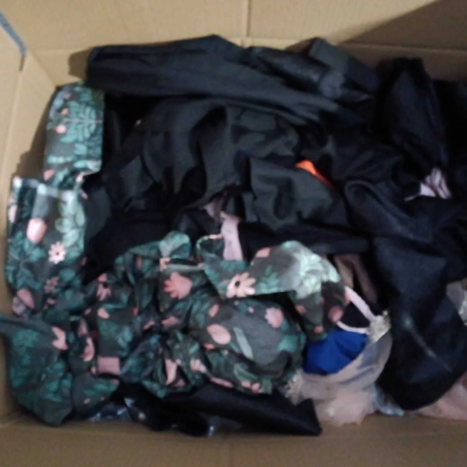 APPROXIMATELY 25 ASSORTED CLOTHING AND FASHION PRODUCTS IN VARIOUS STYLES AND SIZES - COLLECTION ONLY