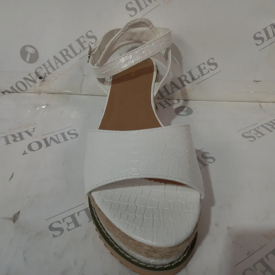 BOXED PAIR OF PRETTY LITTLE THING OPEN TOE FLATFORM SANDALS IN WHITE SIZE 6