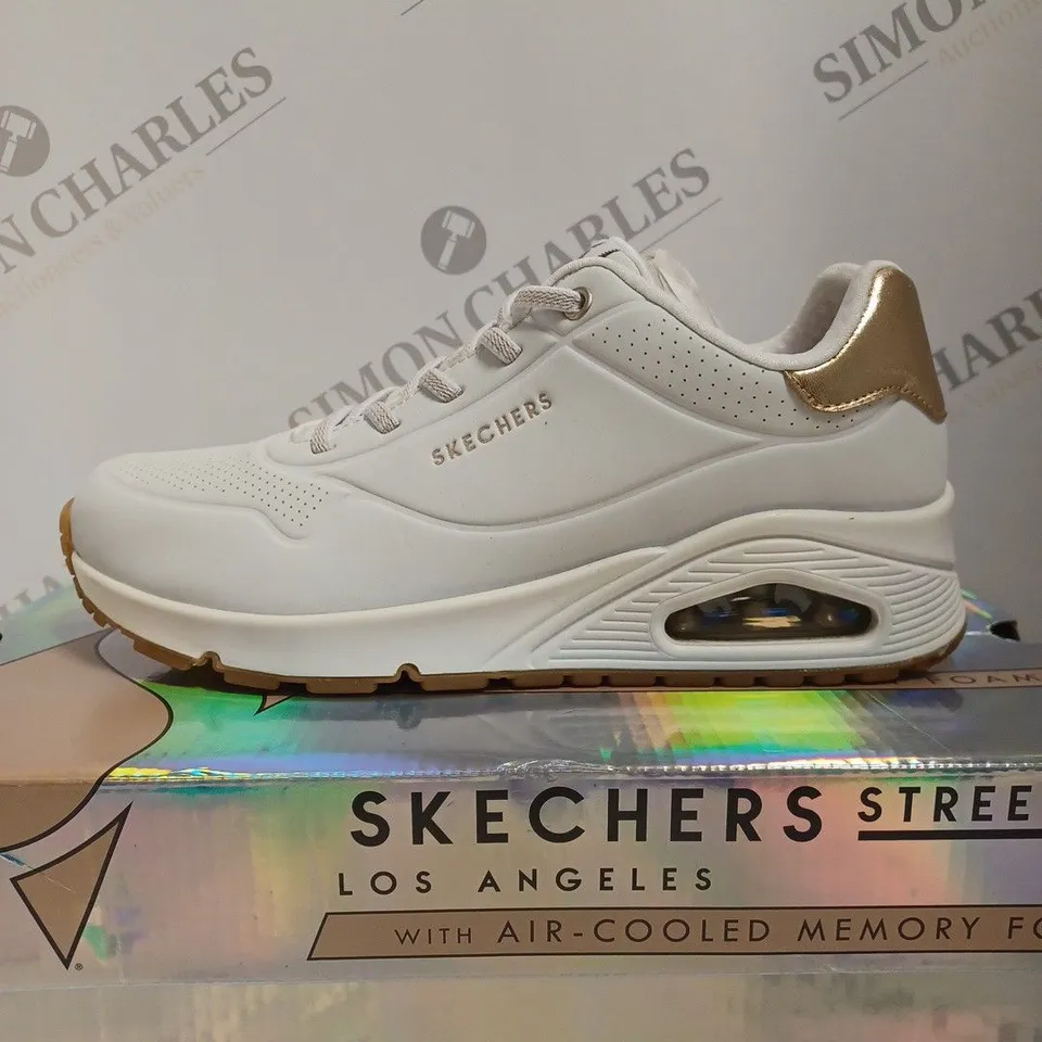 BOXED SKECHERS UNO MET TRIM TRAINERS, WHITE - SIZE 5