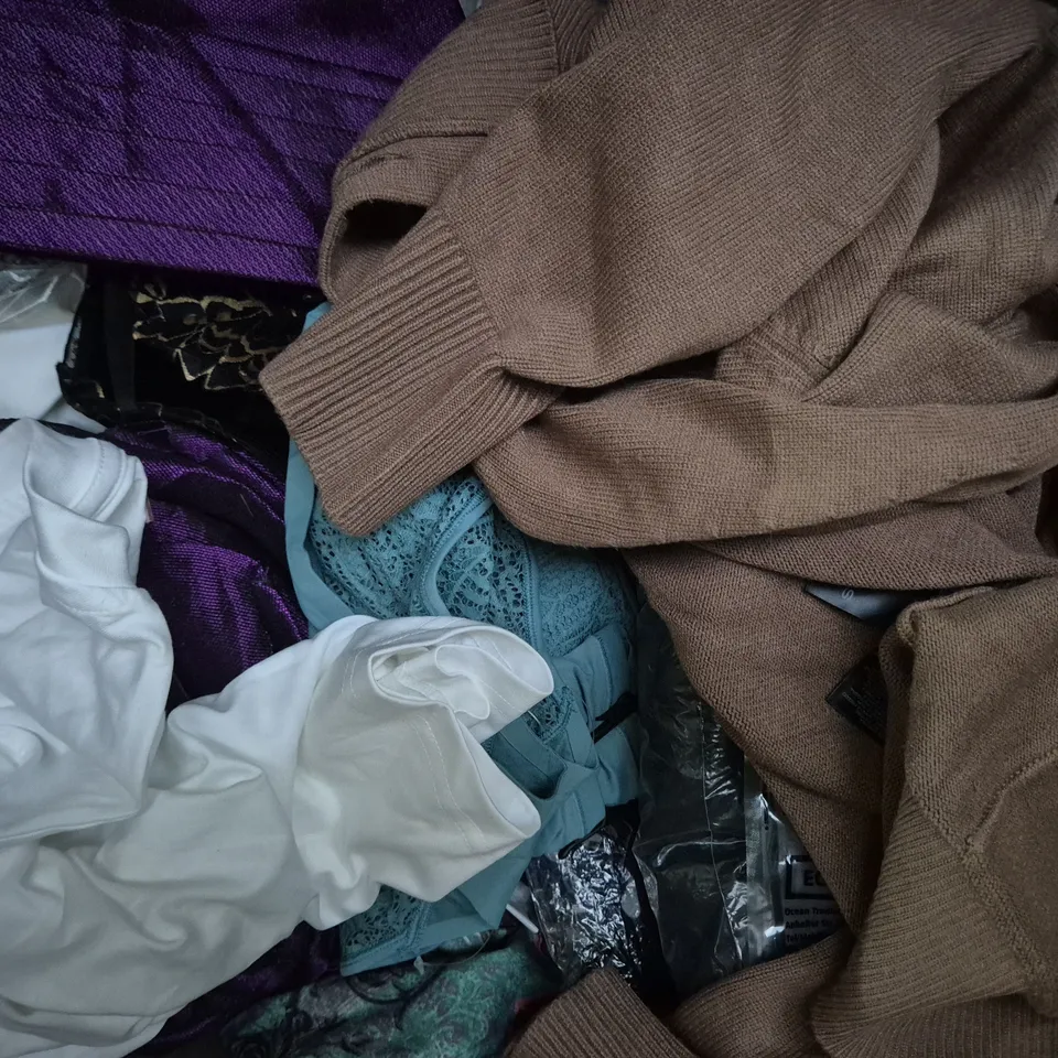 APPROXIMATELY 25 ASSORTED CLOTHING AND FASHION PRODUCTS IN VARIOUS STYLES AND SIZES - COLLECTION ONLY