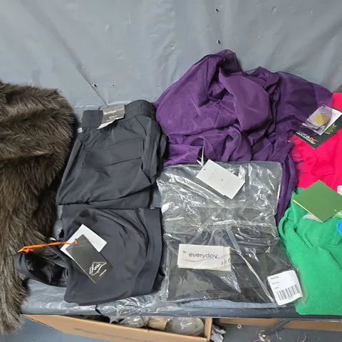 APPROXIMATELY 20 ASSORTED CLOTHING ITEMS IN VARIOUS BRANDS, SIZES, AND STYLES TO INCLUDE VERY AND YOURS ETC.