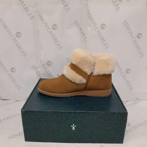 BOXED PAIR OF EMU OXLEY FUR CUFF BOOTS SIZE 7