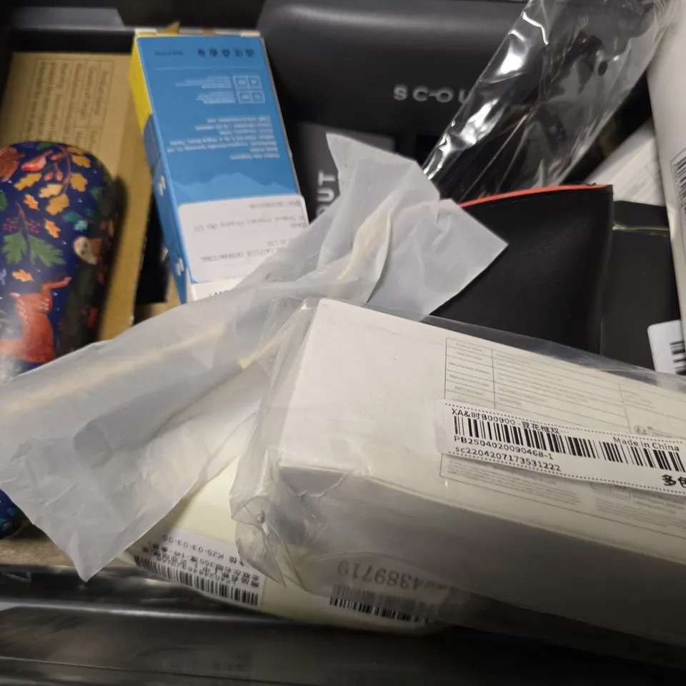 APPROXIMATELY 15 ASSORTED VISION CARE ITEMS TO INCLUDE - EYEWEAR , CARRY CASES , GOOGLES ETC