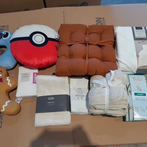 BOX OF APPROXIMATELY 10 ASSORTED BEDDING AND SOFT FURNISHING ITEMS TO INCLUDE - THROW PILLOWS - TOWELS - PILLOWCASES ETC.