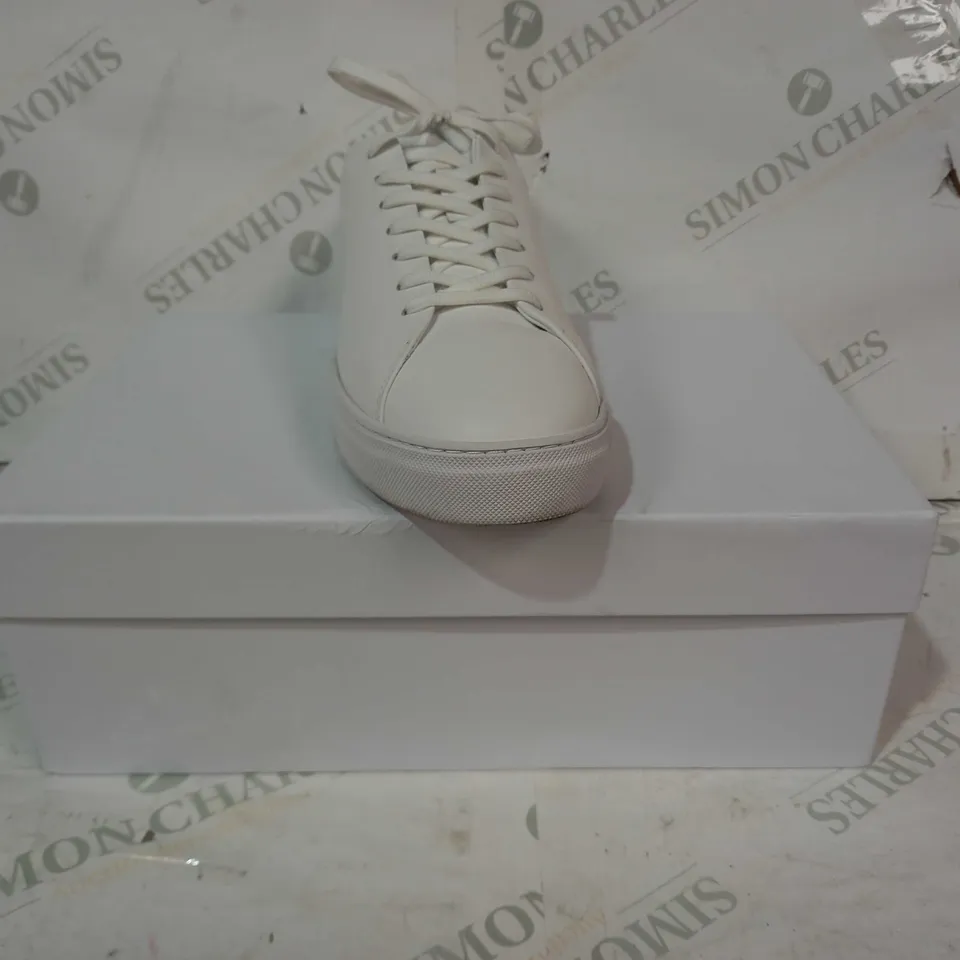 BOXED PAIR OF ARNE LOW ESSENTIAL TRAINER IN WHITE UK SIZE 8