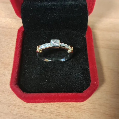 18CT GOLD RING SET WITH A NATURAL PRINCESS CUT DIAMOND AND NATURAL DIAMONDS TO EACH SHOULDER
