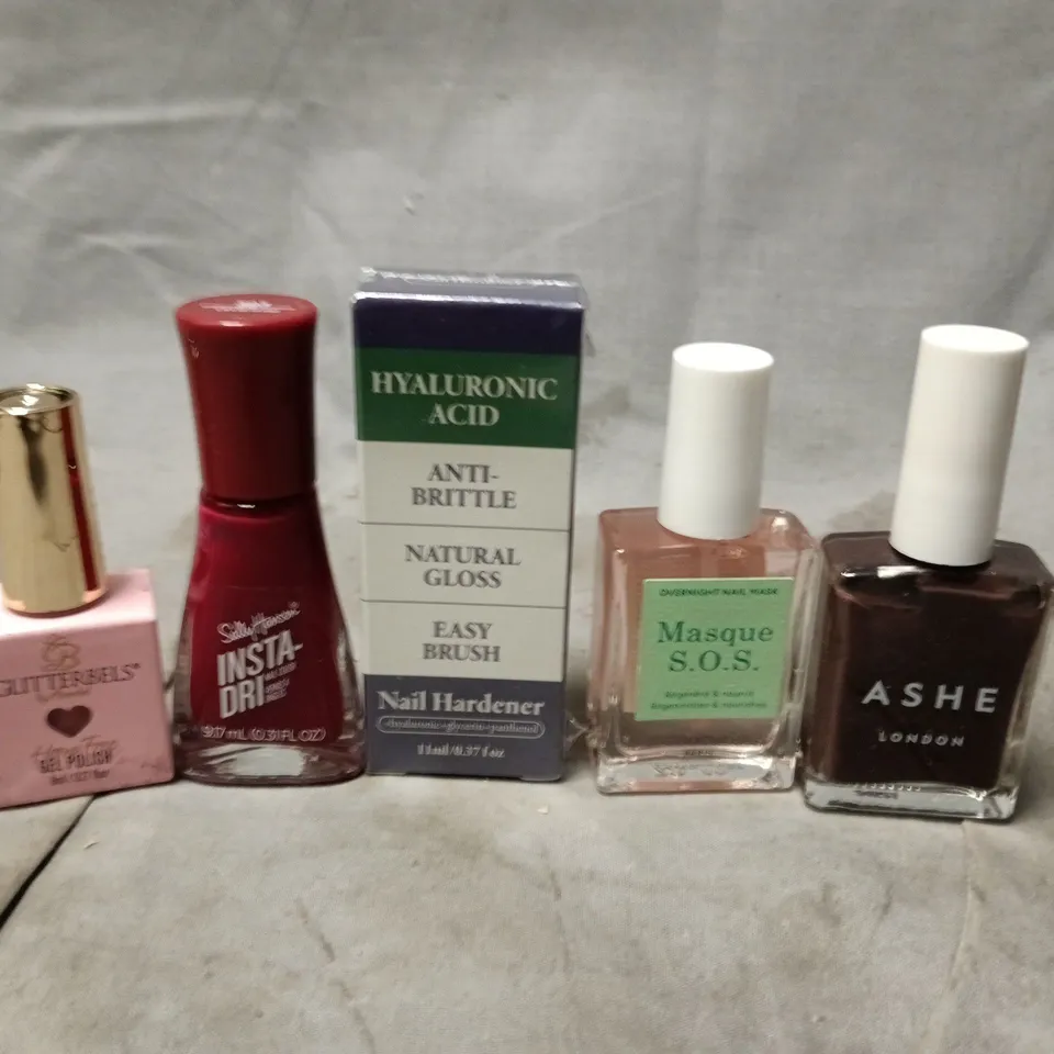 APPROXIMATELY 20 BOTTLES OF NAIL VARNISH TO INCLUDE GLITTERBELLS, ASHE AND MANICURIST