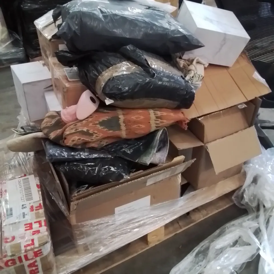 PALLET OF ASSORTED HOUSEHOLD GOODS AND PRODUCTS TO INCLUDE;RUG,DONALD TRUMP CANDEL,BASEBALL JERSEY